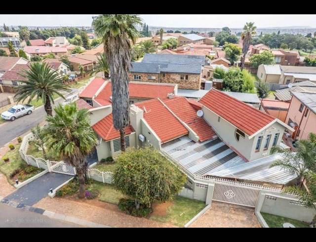 5 BEDROOM HOUSE FOR SALE IN LENASIA SOUTH